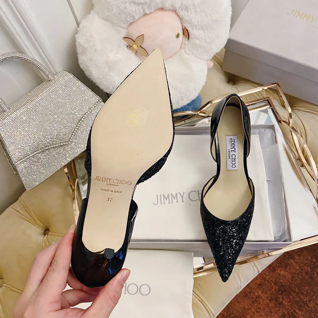 👟👟Ex-factory price 520👟👟 JIMMY CHOO A pair of high heels that can conquer all men👠Easy to wear and versatile, a must-have item for the annual meeting🥂Bilng Bilng is so beautiful that no one can take your breath away Material: Special Crete spliced cow patent leather ➰🍸Sheepskin lining Italian leather outsole Available in three colors: black, nude, silver Size: 34-42 With a height of 8cm, it is packaged simultaneously at the counter!